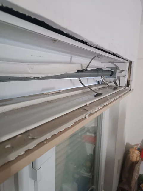 Autre angle sur l’axe dans le coffre ouvert