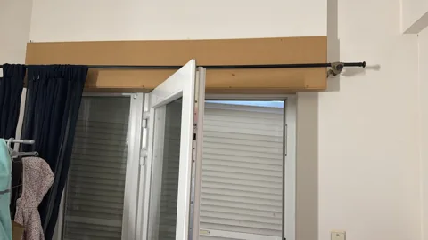 Habillage de coffre ouvert au-dessus d’une porte-fenêtre