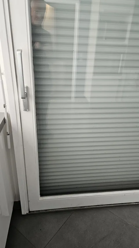 Volet fermé observé depuis une porte-fenêtre
