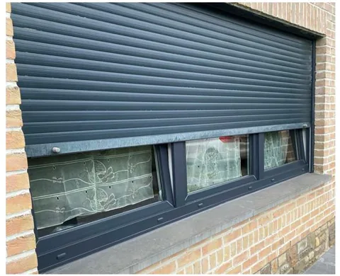Volet gris partiellement abaissé en façade