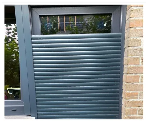 Tablier gris et partie supérieure de sa baie