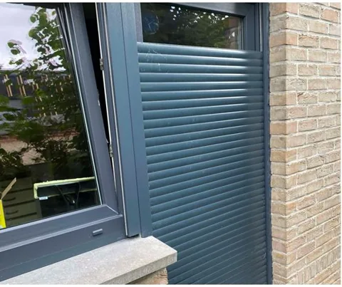 Volet gris et coulisse en façade