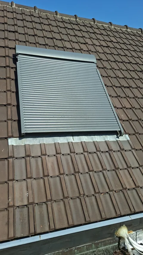 Volet extérieur sur une fenêtre de toit