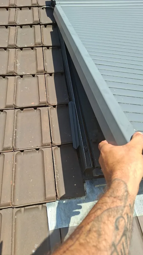 Détail du bord d’un volet de fenêtre de toit