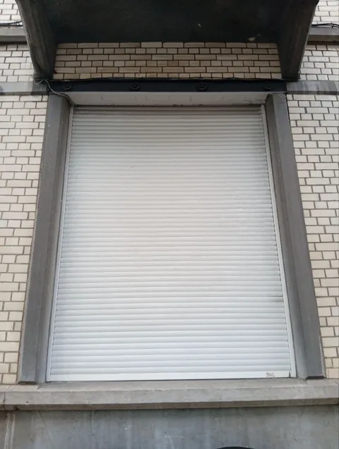 Volet blanc et coffre extérieur en façade