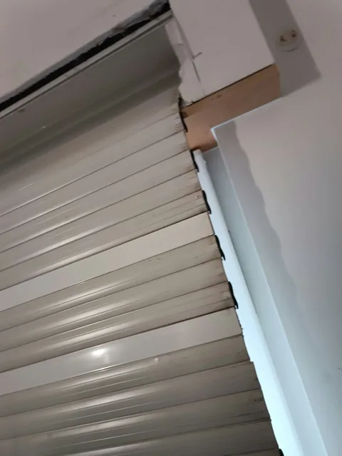 Bord de tablier et guidage à examiner près du coffre